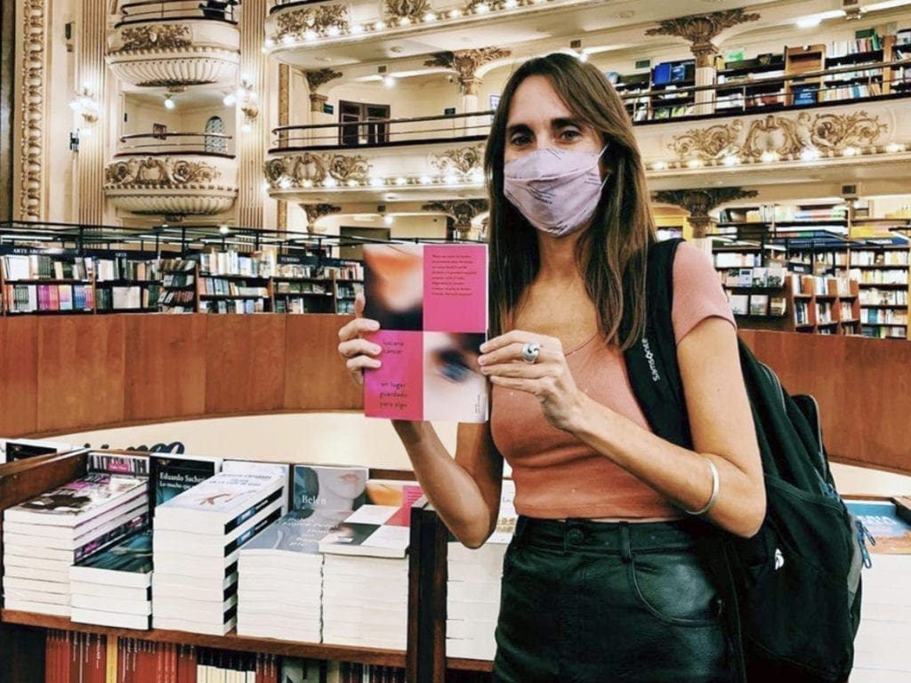 Luciana posando con su libro en una de las librerías más importantes de Argentina.