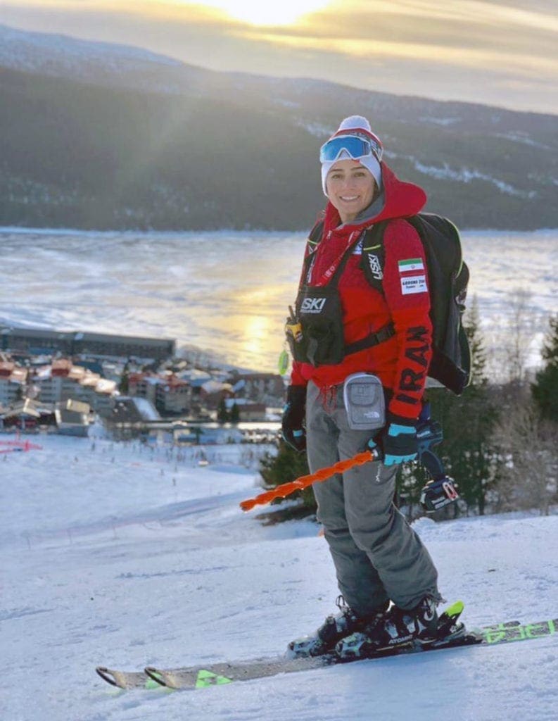 La entrenadora de esquí alpino femenino iraní Samira Zaghari posa en las pistas