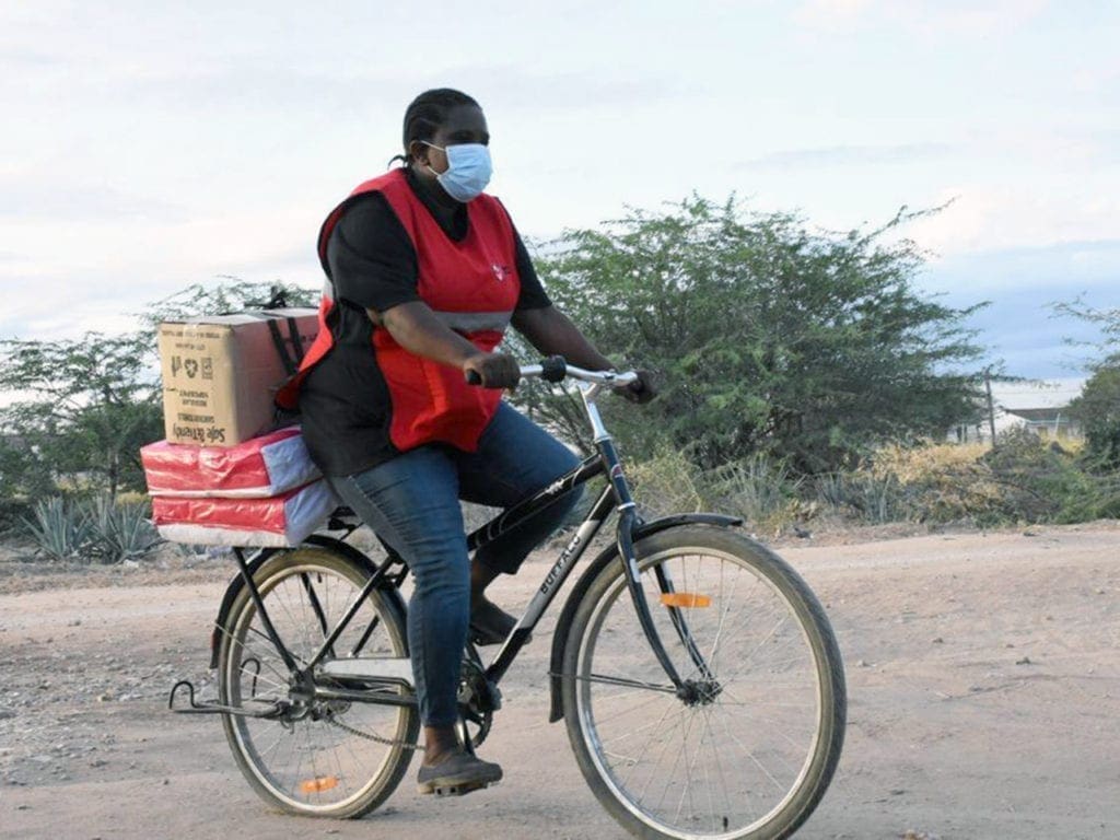Milka Hadida se prepara para salir a la carretera con una bicicleta distribuyendo toallas femeninas
