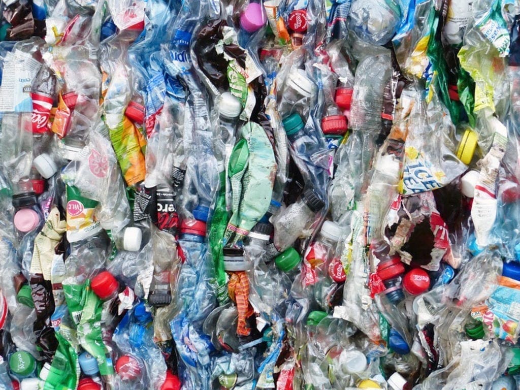 Un mar de botellas de plástico