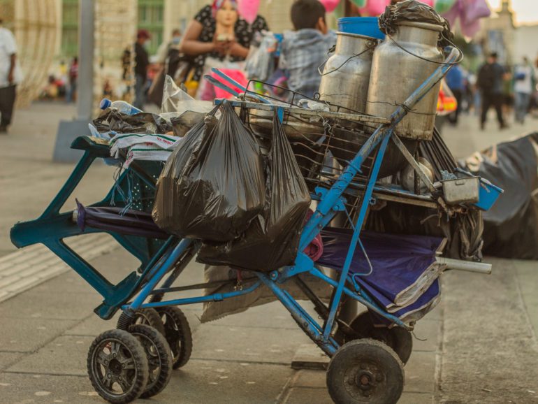 Tres generaciones de mujeres de San Salvador venden café en la calle