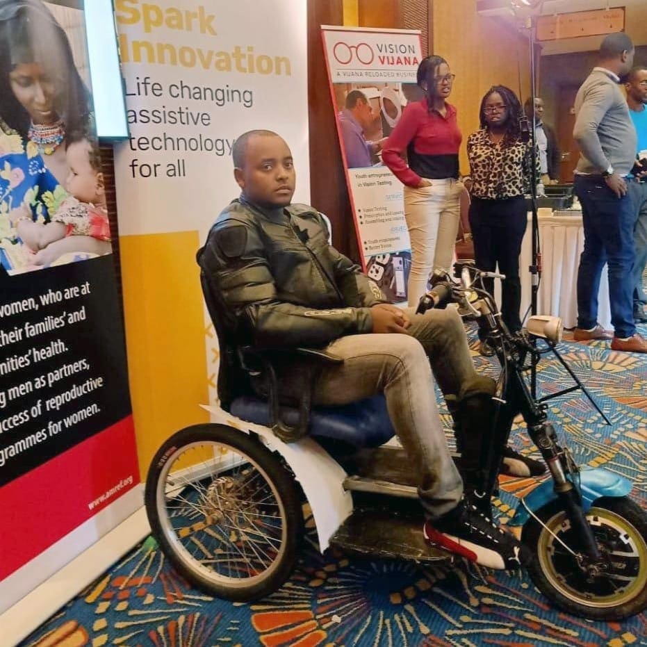 La silla de ruedas eléctrica Lincoln Wamae, diseñada para carreteras en mal estado