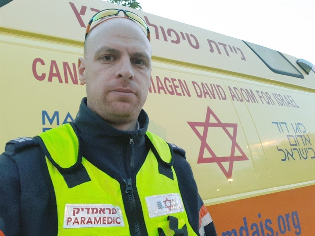 El paramédico Aryeh Myers ha trabajado con Magen David Adom durante 8 años. Fue paramédico del Servicio de Ambulancias de Londres durante 10 años antes de mudarse a Israel.