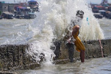 Areas around Manila Bay in the Philippines frequently flood from rising sea water