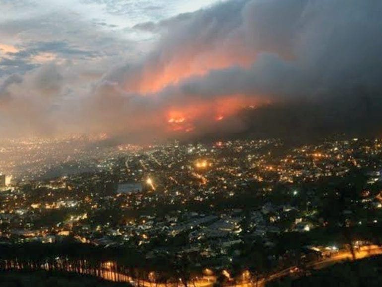 El incendio de Ciudad del Cabo amenaza a los estudiantes residentes