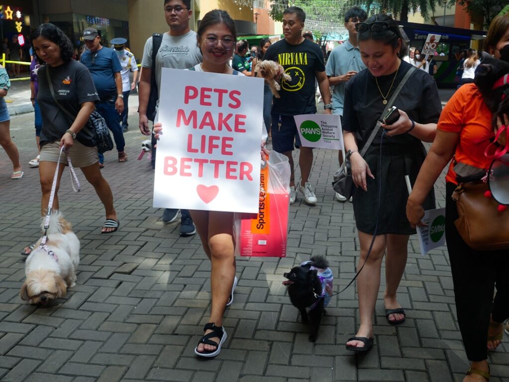 Entre los actos especiales programados a lo largo del día se incluyó un desfile de mascotas en el que cientos de padres de mascotas y sus animales caminaron por el exterior del Mall of Asia portando pancartas y luciendo alegres sonrisas.