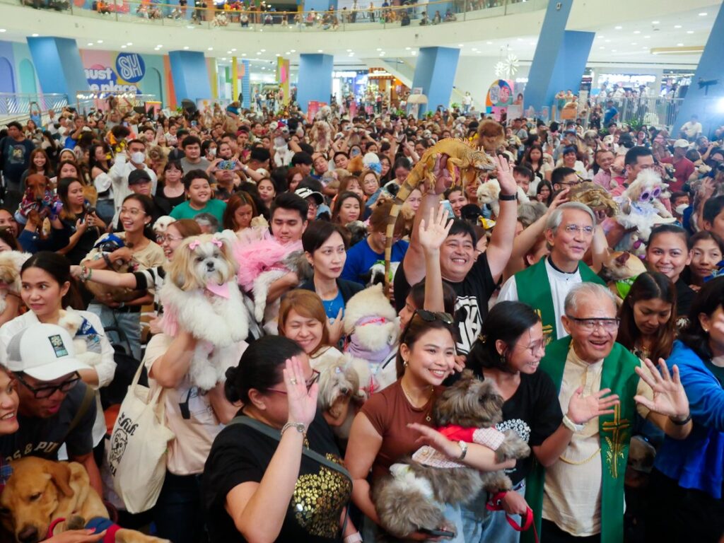 Cientos de mascotas y sus padres acudieron la semana pasada al Mall of Asia para celebrar el Día Mundial de los Animales. The Mall of Asia is the largest shopping mall in the Philippines and the fifth largest in the world. 