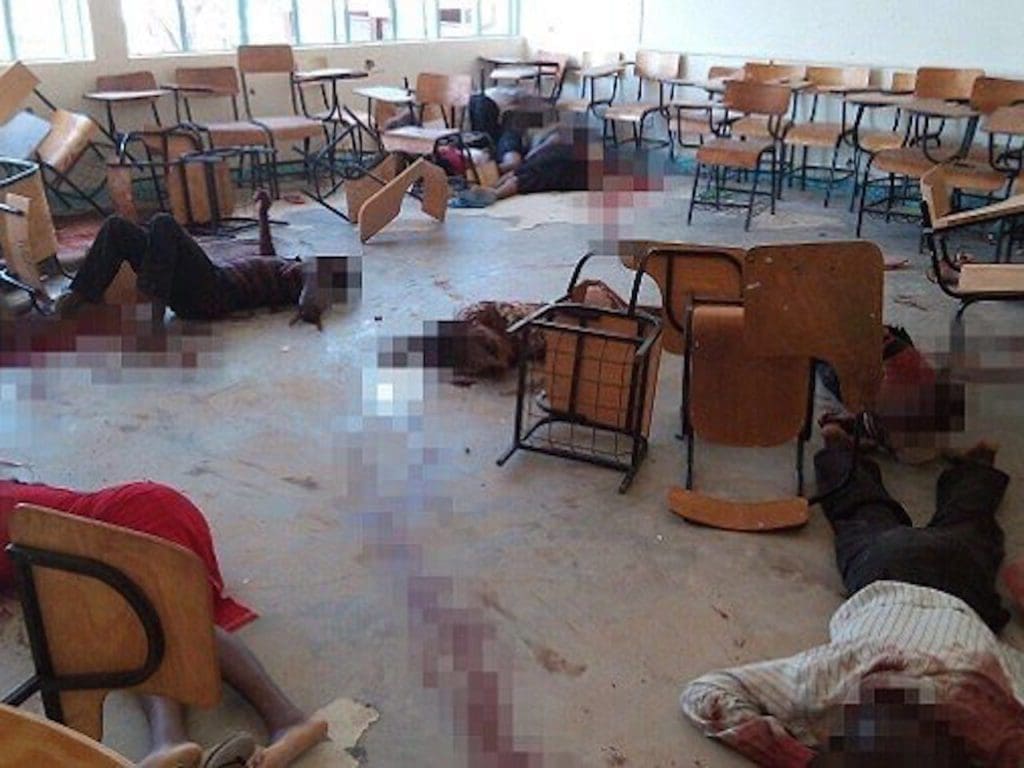 La imagen muestra la horrible escena en una de las clases durante el ataque en la Universidad Garissa Moi. | Abuela africa