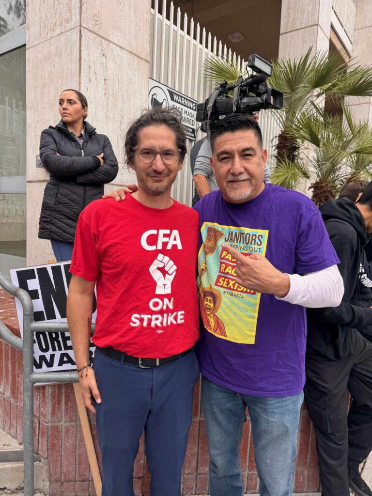 John Caravello, con una remera roja del Sindicato de Profesores de California, en una manifestación.