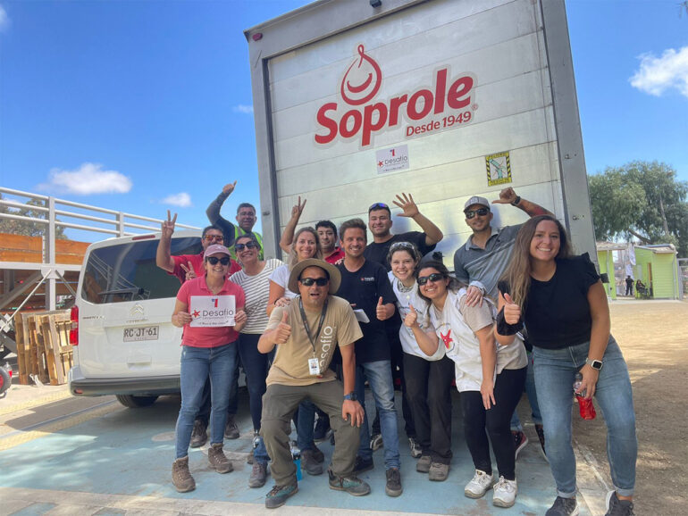 Voluntarios trabajan durante semanas bajo un sol abrasador tras 165 incendios que diezman Chile