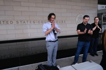 John Caravello, junto a algunas de las personas que lo acompañaron durante el juicio, afuera de un juzgado federal de Estados Unidos.