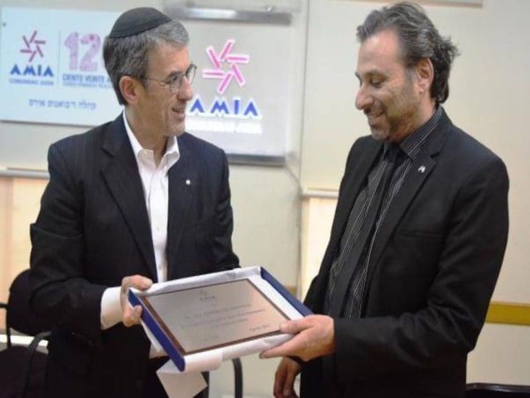 Dentista israelí trata a víctimas sirias tras brutales ataques