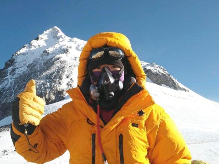 El récord de escalada de velocidad de la mujer en el Everest se produjo después de un intento cercano a la muerte