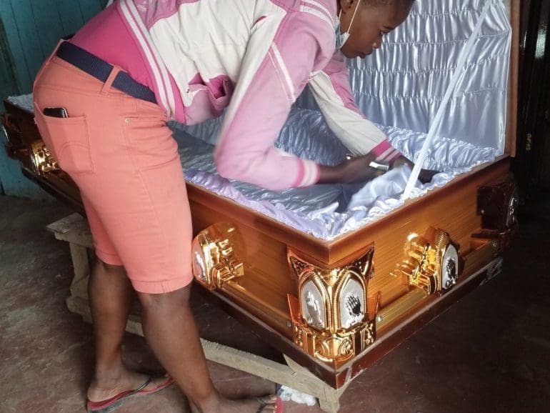 La discriminación a las mujeres que fabrican ataúdes en Kenia