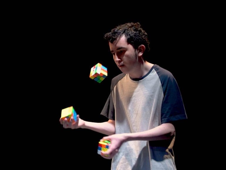 Ángel Alvarado breaks Guinness World Record, assembles three Rubik’s cubes while juggling