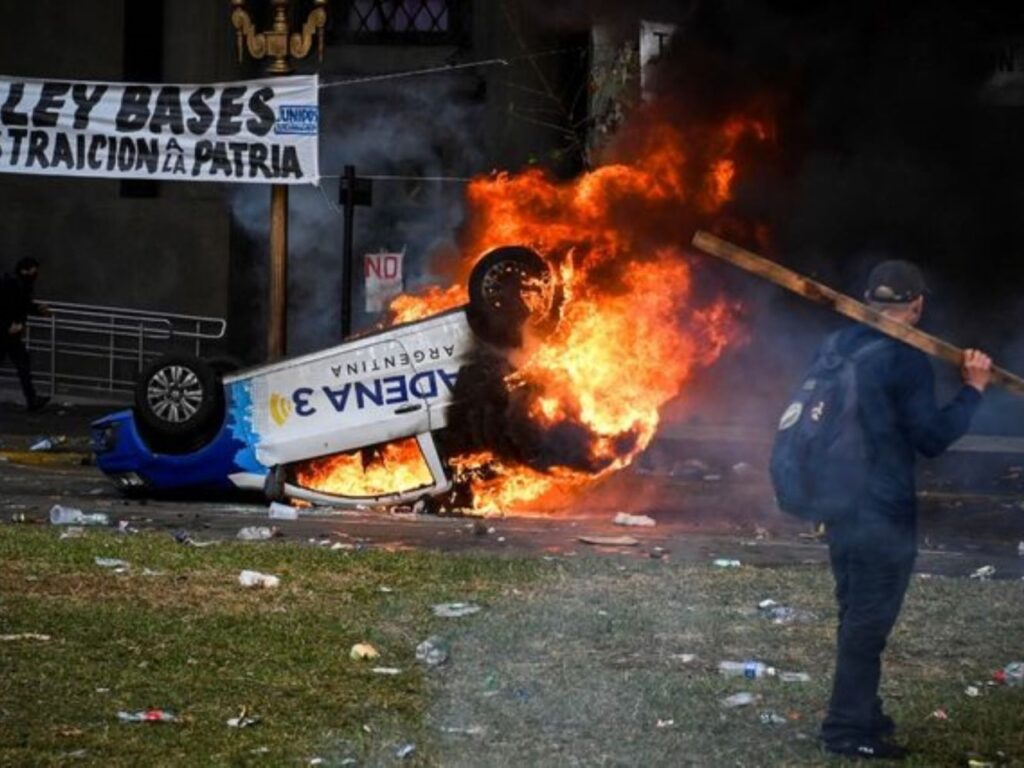 Journalist Orlando Morales was beaten and dragged from his car, which was then set ablaze amid protests against the Government's 'Ley de Bases' bill in 