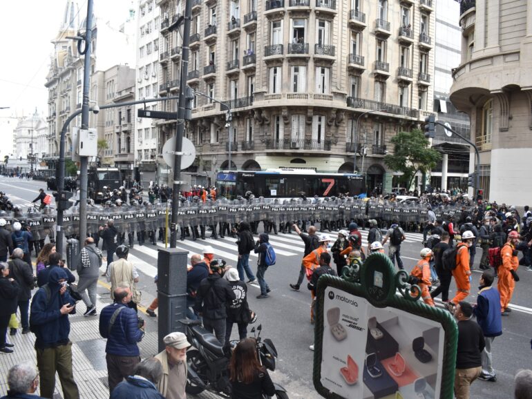 Los manifestantes soportan la violencia policial en Argentina en medio de las protestas contra el veto presidencial a la subida de las pensiones