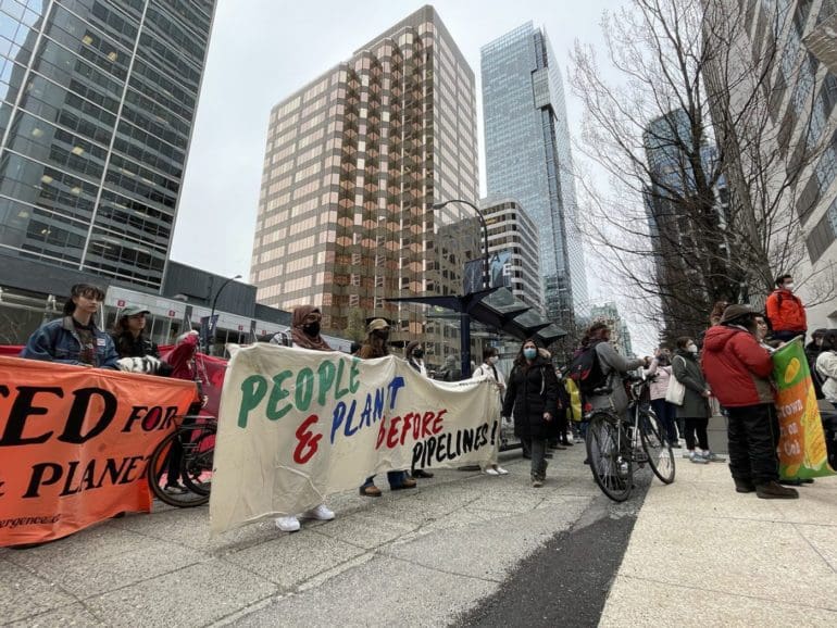 Estudiantes y activistas protestan por la construcción de un oleoducto cerca de una escuela secundaria canadiense