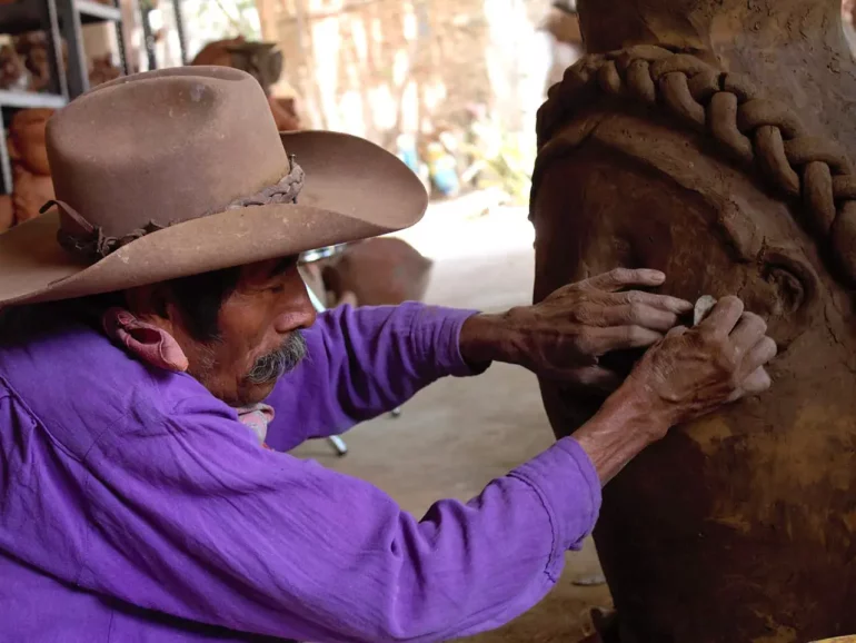 Maestro artista pierde la vista y aprende a transformar la arcilla solo con el tacto