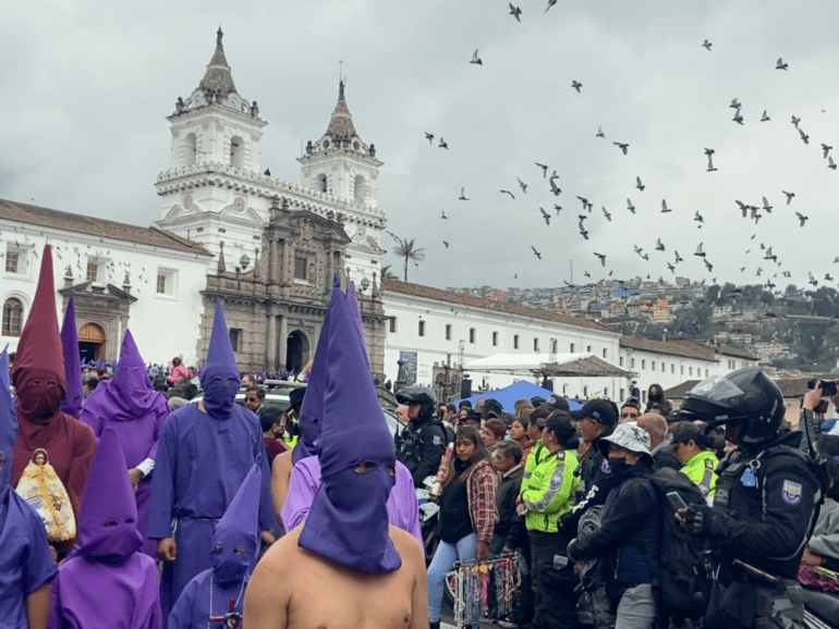 Amidst political and economic turmoil, half million gather in Ecuador for Holy Week