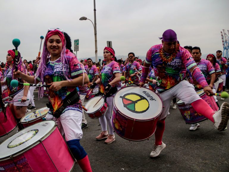 El Carnaval de los Mil Tambores de Valparaíso celebra la multiculturalidad de América Latina