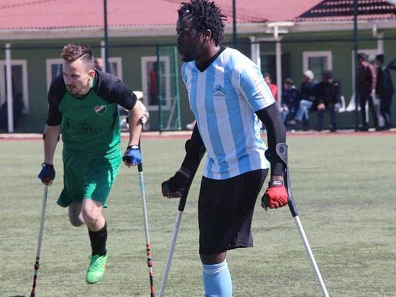 Gloriosa revancha para una estrella de fútbol amputada