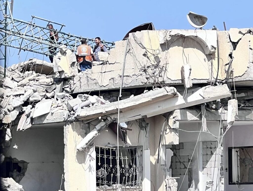 Un grupo de rescatistas entre las ruinas de un edificio colapsado en Gaza.