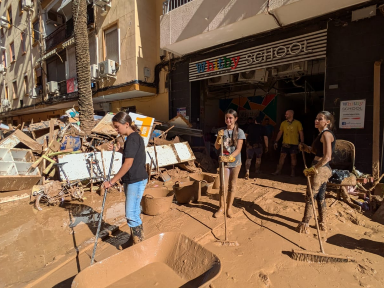 DANA causes devastating flood in Paiporta: a community rebuilds amid mud and loss