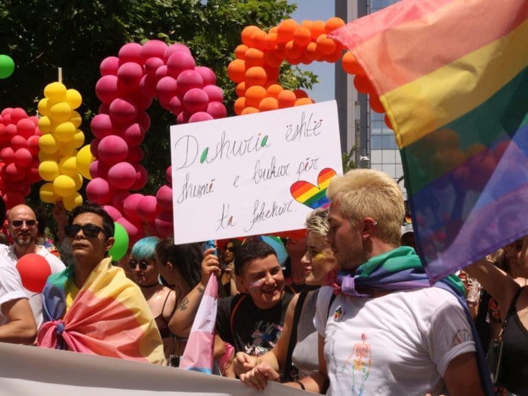 Hombre trans sale del clóset en Albania, enfrenta ataques brutales pero sigue luchando