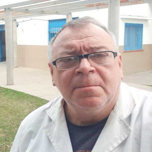 Higinio Chimenti is an Argentine teacher. He teaches in the Cabín 9 and Santa Lucía neighborhoods, in two marginal public schools in the city of Rosario, which also function as a cafeteria, in the middle of the first line of combat against drug trafficking.