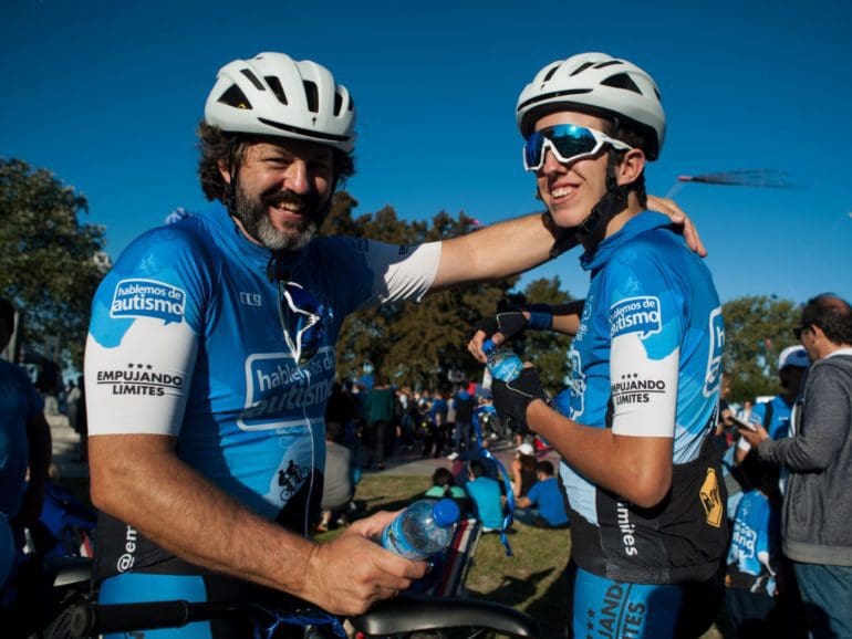 Padre e hijo con autismo encuentran conexión y libertad encima de una bicicleta tándem