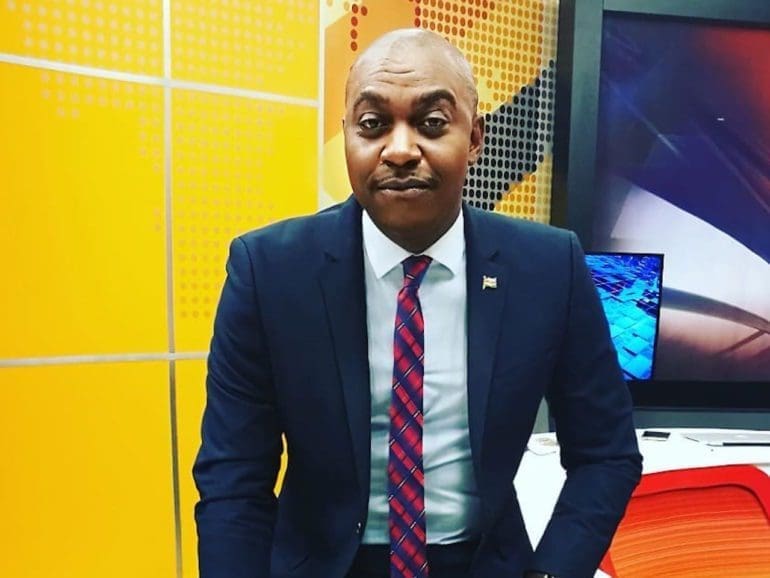 Un reconocido periodista de Kenia trabaja como funerario mientras cubre las noticias
