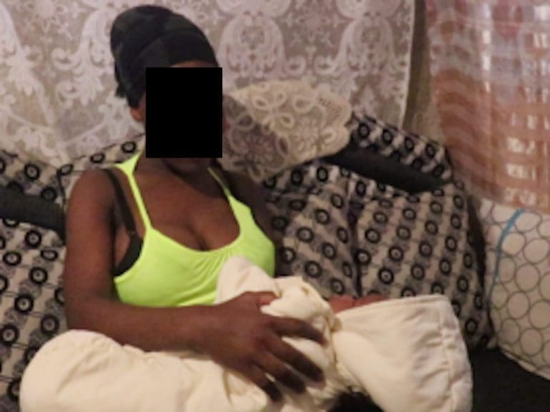 Adolescente de Nairobi enfrenta la pobreza gracias al comercio sexual