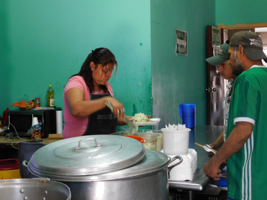 Servicio de comida en La Posada del Migrante. | Foto cortesía de Altagracia Tamayo. 