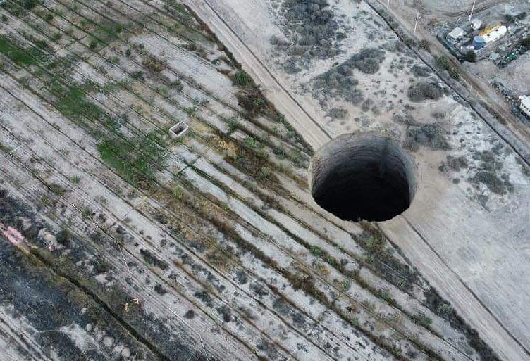 A giant sinkhole near homes in Tierra Amarilla, Chile has caused authorities to investigate