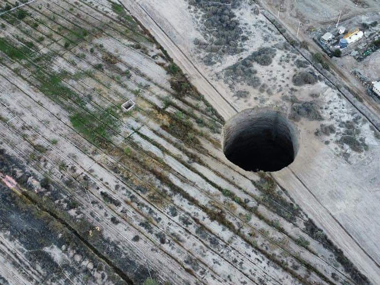 A giant sinkhole near homes in Tierra Amarilla, Chile has caused authorities to investigate mining company