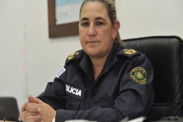 Gilma Vianna, la primera mujer en ser nombrada jefa de una Zona Operativa en la capital de Uruguay, sentada en su escritorio. | Leonardo Carreño
