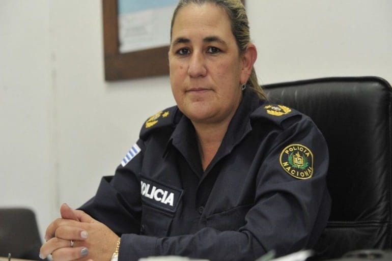 Gilma Vianna, la primera mujer en ser nombrada jefa de una Zona Operativa en la capital de Uruguay, sentada en su escritorio. | Leonardo Carreño