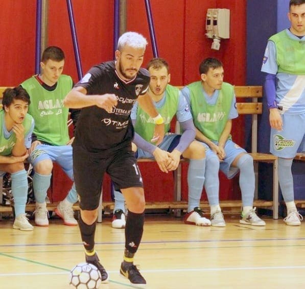 Gonzalo Abdala está en la foto jugando al fútbol sala para Cybertel Aniene en Italia.