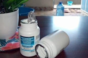 Botellas vacías de medicamentos antirretrovirales en su casa