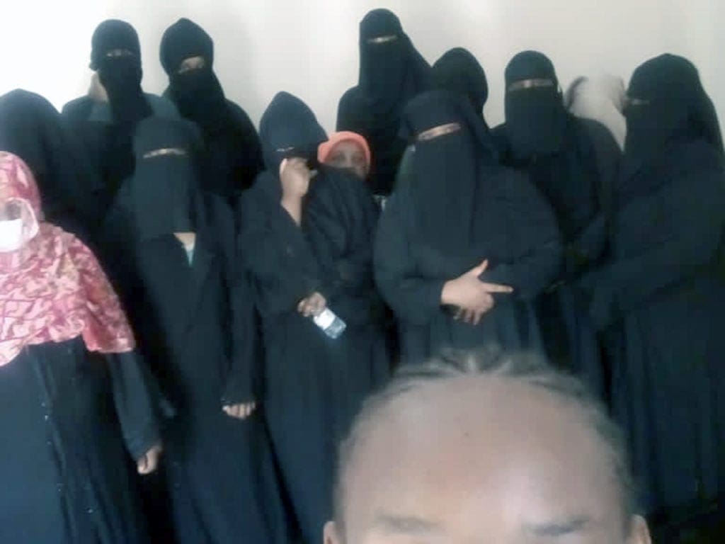 Wanja y otras detenidas en las instalaciones de deportación de Sakan en Riad, Arabia Saudita. La mayoría de ellos se han visto obligadas a vestirse con hiyab como regla fundamental por parte de sus empleadores. Foto de Wanja Kimani.