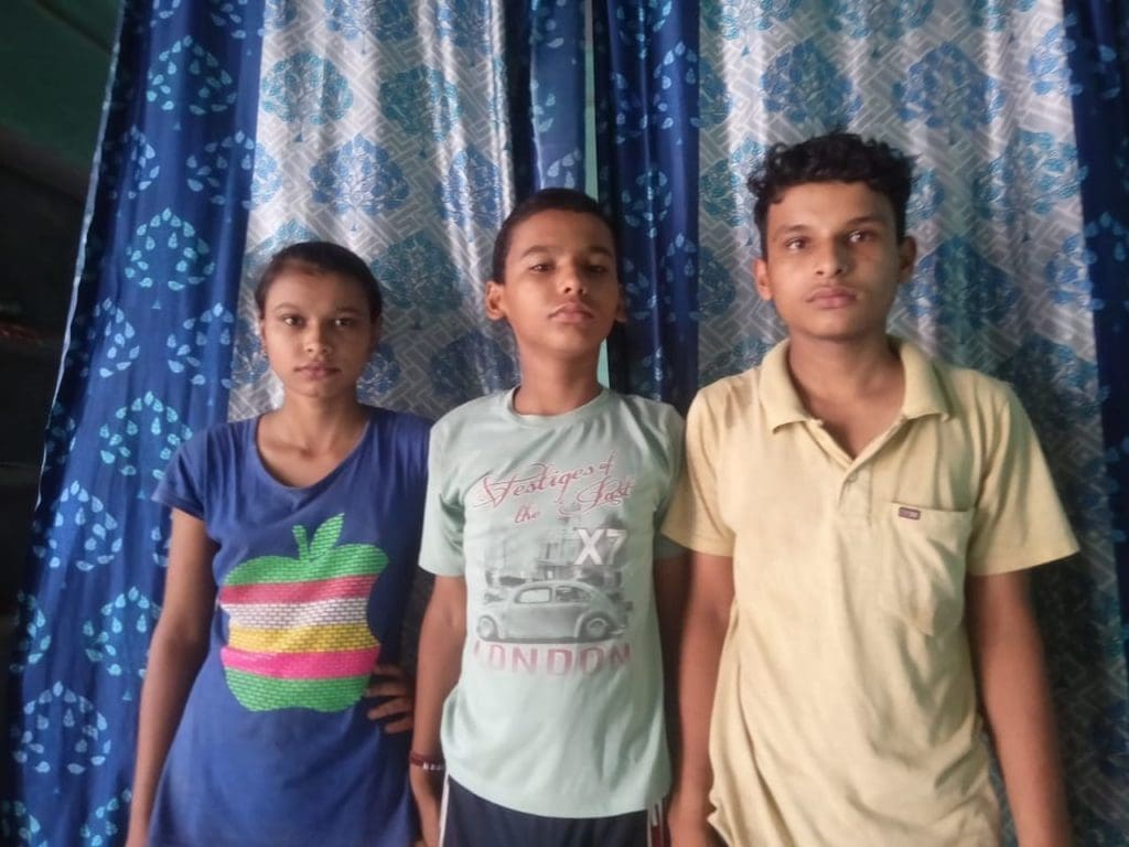 Rahul con sus hermanos menores.