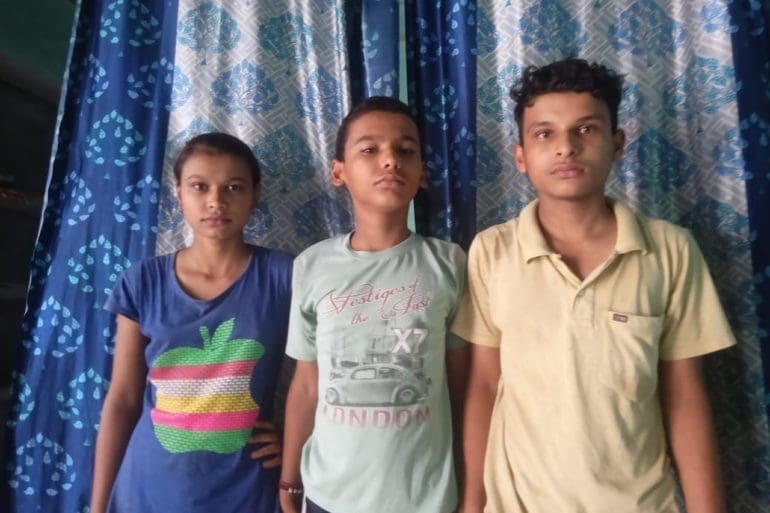 Rahul con sus hermanos menores.