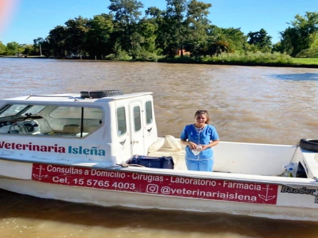Para la veterinaria Leila Peluso López, su día en la oficina incluye pasear en bote por el río Paraná para atender a los pacientes.