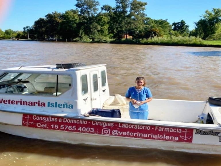 Veterinarian runs mobile clinic on Argentina’s Paraná River