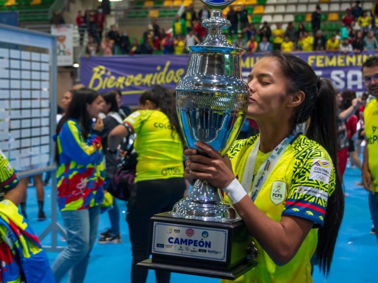 La selección colombiana de fútbol femenino se corona campeona del IV Mundial
