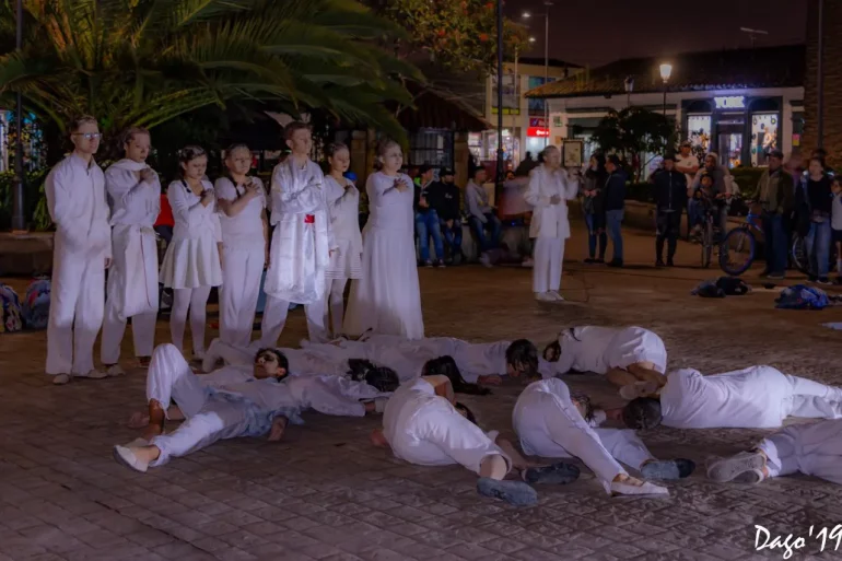 Un contable abandonó su carrera por el teatro y creó un popular festival internacional en Colombia