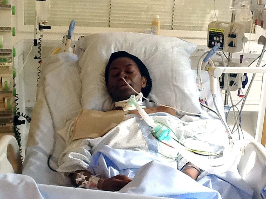 Irene Olumese, acostada en una cama de hospital durante una de sus estancias.