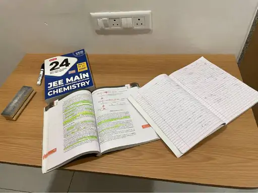 Los libros y apuntes que Kahan Patel, de 17 años, utilizaba para prepararse para el examen de ingreso a Medicina.