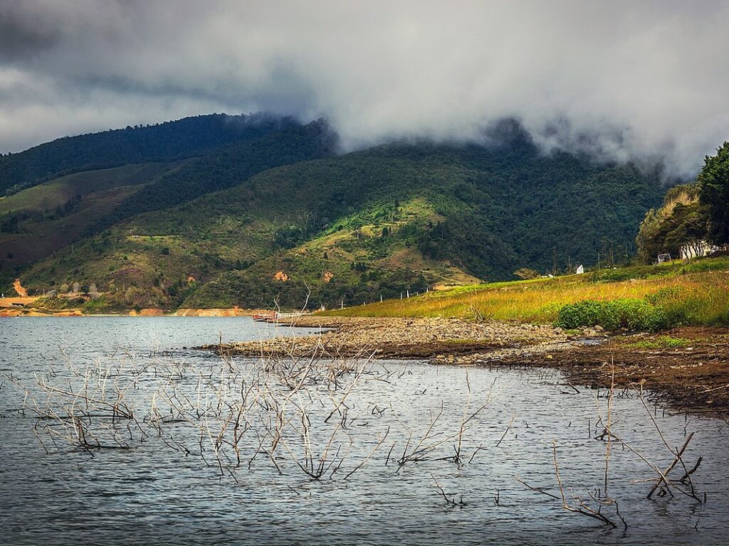 Lago Calima or Lake Calima in Colombia where the community was recently displaced by armed groups. | Photo courtesy of Juan Sebastian Aparicio on Wikimedia